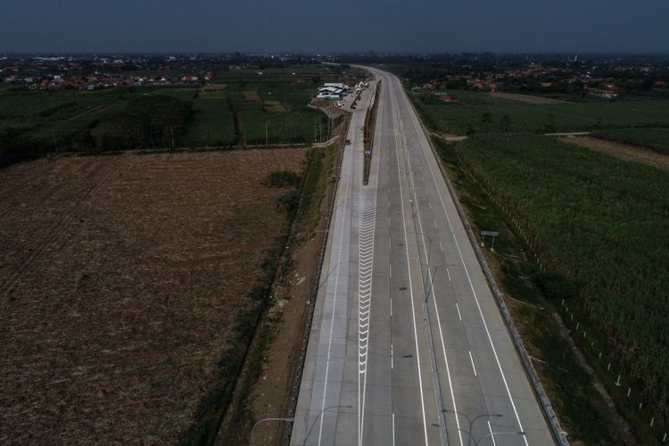 Foto udara jalur ruas Tol Pejagan-Pemalang di Tegal, Jawa Tengah, Sabtu (2/6/2018). Ruas Tol Pejagan-Pemalang seksi II dan IV (Brebes Timur-Pemalang) siap diujicoba beroperasi sehingga dapat digunakan pada arus mudik lebaran 2018.