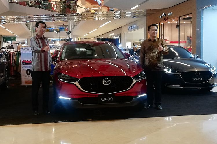 Johanes Handoko Director of PT Automobil Jaya Abadi Dealer Principle Mazda Jateng-DIY (kiri) dan Area Manager PT Eurokars Motor Indonesia, Daniel Yusuf (kanan) saat peluncuran Mazda CX-30 di The Park Mall Solobaru, Sukoharjo, Jawa Tengah (Jateng), Kamis (20/2/2020).
