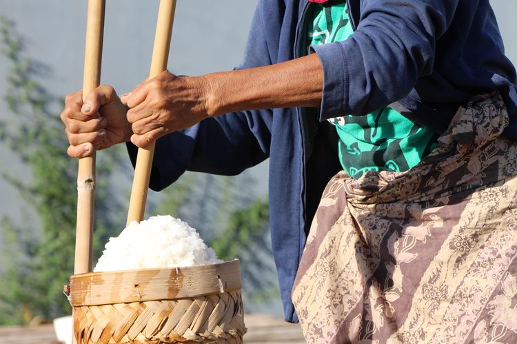 Panen garam amed, garam asli Pantai Amed, Karangasem, Bali yang baru ditetapkan menjadi warisan budaya takbenda. 
