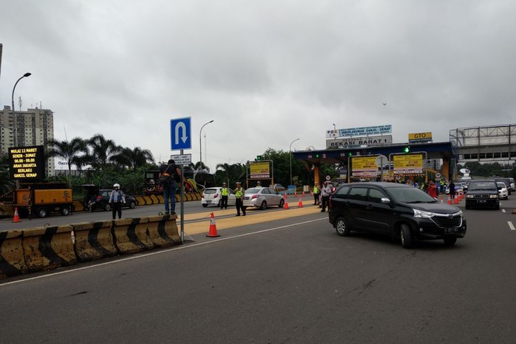 Suasana gerbang tol Bekasi Barat, Senin (12/3/2018). Pemberlakuan ganjil genap mulai diberlakukan hari jni