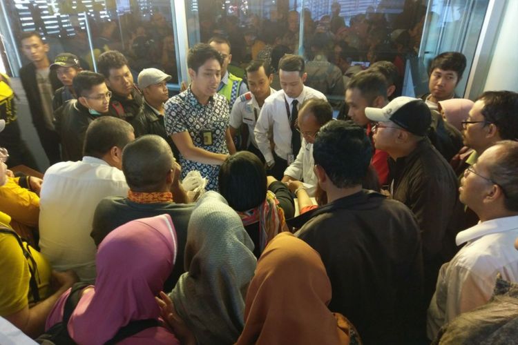 Suasana di Bandara Soekarno Hatta, para penumpang Batik Air yang seharusnya berangkat dari Bandara Halim Peranakusuma, dialihkan ke Bandara Soekarno Hatta, Selasa (31/10/2017) pagi. 