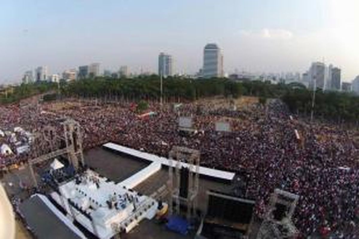 Warga mengikuti Syukuran Rakyat Salam Tiga Jari di Lapangan Monas, Jakarta, Senin (20/10/2014). Syukuran diselenggarakan rakyat untuk menyambut presiden baru.