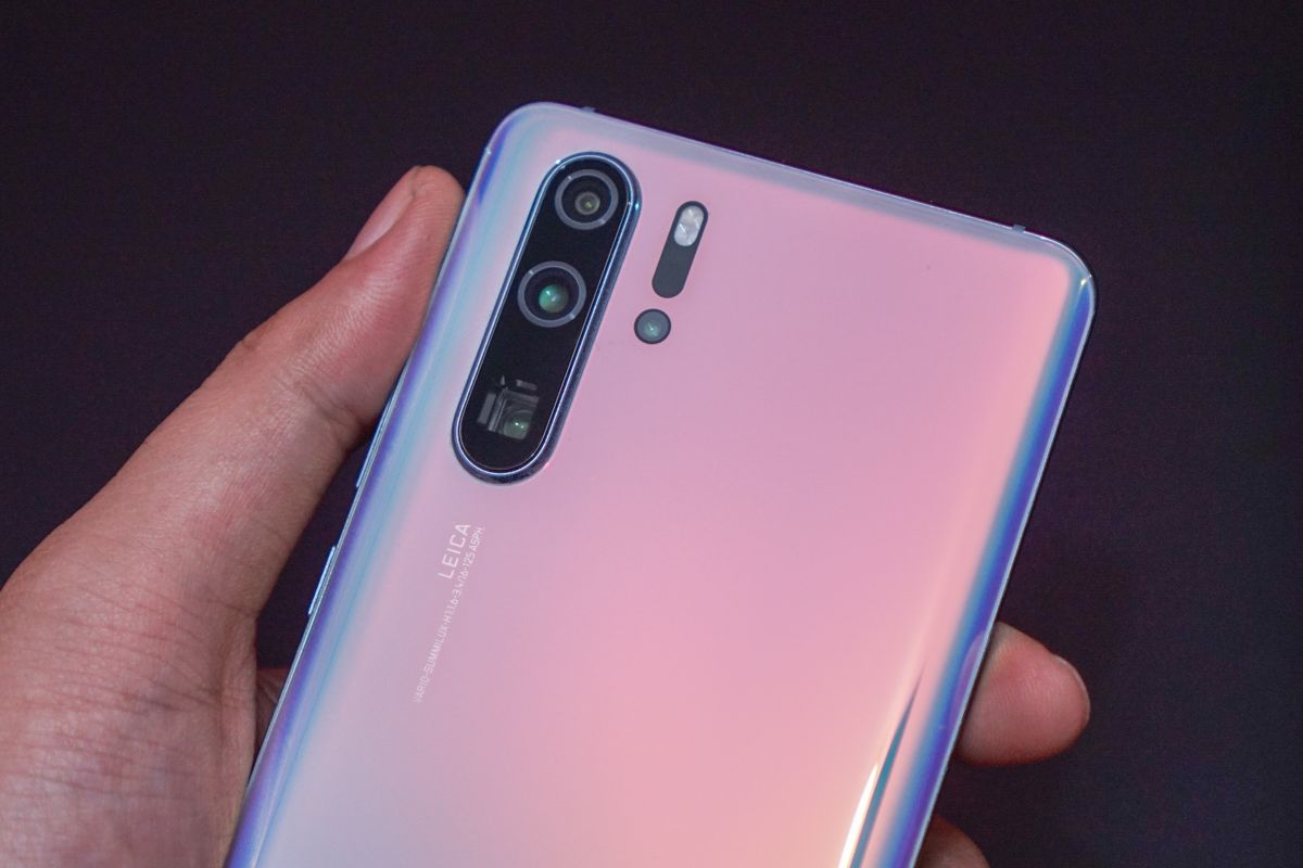 Empat kamera di punggung Huawei P30 Pro varian warna breathing crystal.