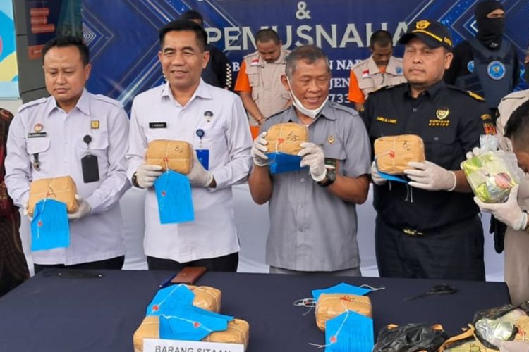 Kepala BNNP Banten Brigjen Pol Rohmad Nursahid (kedua dari kiri) memperlihatkan barang bukti sabu jaringan internasional yang didikendalikan napi Lapas Tangerang. Rabu (24/4/2024).