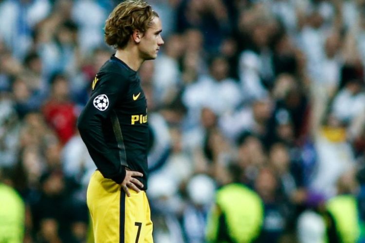 Antoine Griezmann membela Atletico Madrid saat melawan Real Madrid pada partai pertama semifinal Liga Champions di Stadion Santiago Bernabeu, Selasa (2/5/2017).