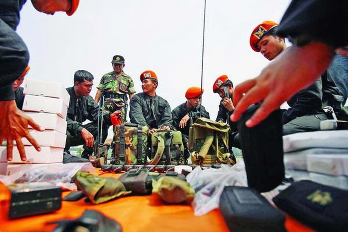 Personel TNI Angkatan Udara membereskan peralatan seusai pelaksanaan apel Kesiapan Satuan Pelaksanaan Operasi Udara Pasukan Pemukul Reaksi Cepat TNI 2008 di Pangkalan Udara TNI Angkatan Udara Halim Perdanakusuma, Jakarta, Jumat (23/5). Apel tersebut dalam rangka persiapan terakhir menjelang pelaksanaan Latihan Gabungan TNI 2008 Yudha Siaga pada awal Juni.  