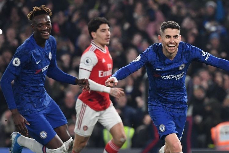 Gelandang Chelsea, Jorginho (kanan), mencetak gol pembuka dalam pertandingan Liga Inggris antara Chelsea vs Arsenal di Stadion Stamford Bridge pada Selasa (21/1/2020).. 