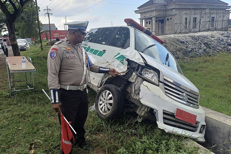 Ambulans milik Puskesmas Blega masuk ke parit setelah bertabrakan dengan motor. 