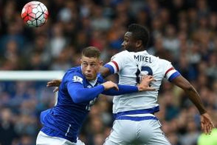 Gelandang Everton, Ross Barkley (kiri) saat duel di udara dengan gelandang Chelsea, John Obi Mikel, pada laga lanjutan Premier League, di Stadion Goodison Park, Sabtu (12/9/2015). 