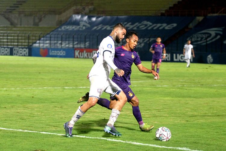Aksi Diego Michiels saat pertandingan Persik vs Arema FC pada laga pekan ke-12 Liga 2021-2022.