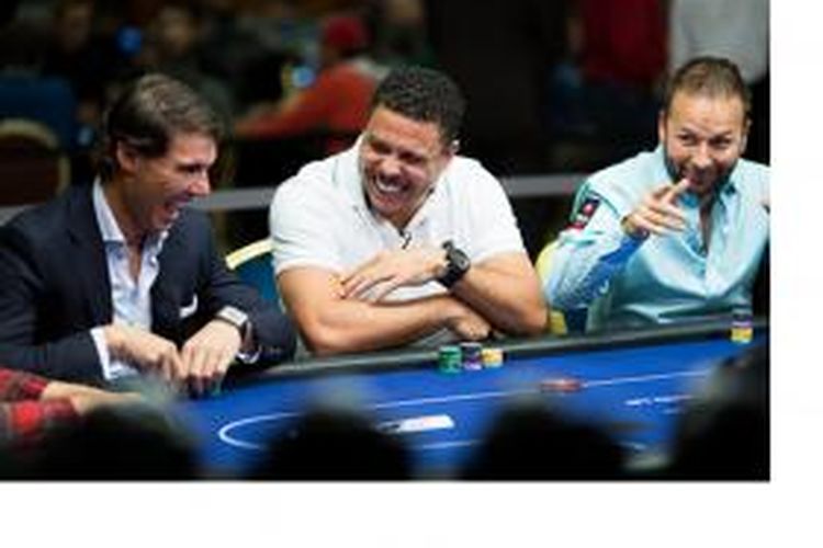 Petenis Spanyol, Rafael Nadal (kiri), dan mantan bintang tim nasional Brasil, Ronaldo (tengah), ketika bermain poker.