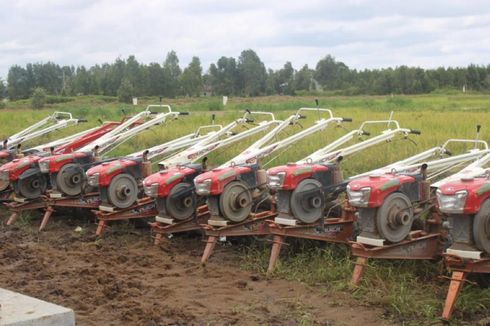 Petani di Karawang Dapat Bantuan Alsintan, Bupati Cellica: Semoga Bermanfaat untuk Poktan