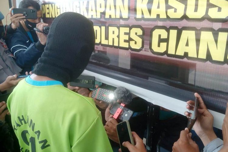 Seorang ayah di Kabupaten Cianjur, Jawa Barat, mencabuli anak kandungnya sendiri. Pelaku terancam pidana 15 tahun penjara.