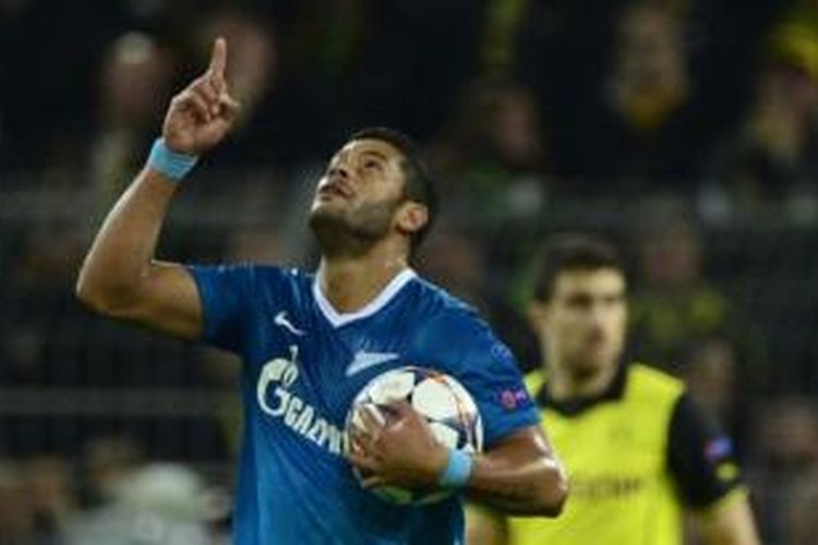 Striker Zenit Saint Petersburg, Hulk, merayakan gol yang dicetak ke gawang Borussia Dortmund pada laga leg kedua babak 16 besar Liga Champions di Stadion Signal Iduna Park, Dortmund, Rabu (19/3/2014).