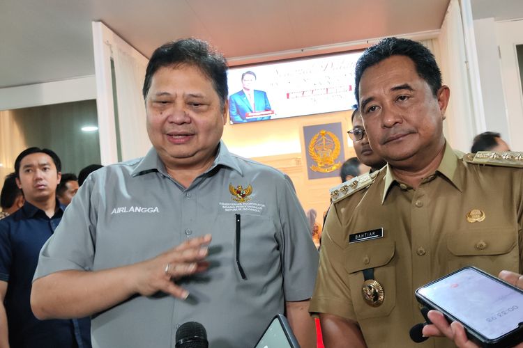 Menteri Koordinator Bidang Perekonomian Airlangga Hartarto berkunjung ke Rumah Dinas Penjabat Gubernur Sulawesi Selatan Bahtiar Baharuddin di Makassar, Kamis (1/2/2024) malam.