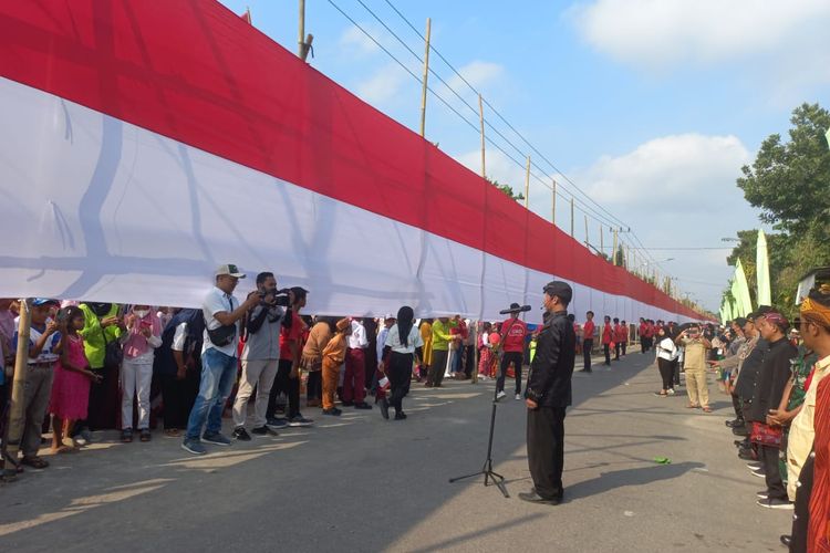 Arak-arakan bendera sepanjang 1000 meter di Desa Dawung, Kecamatan Ringinrejo, Kabupaten Kediri, Jawa Timur, Selasa (16/8/2022)