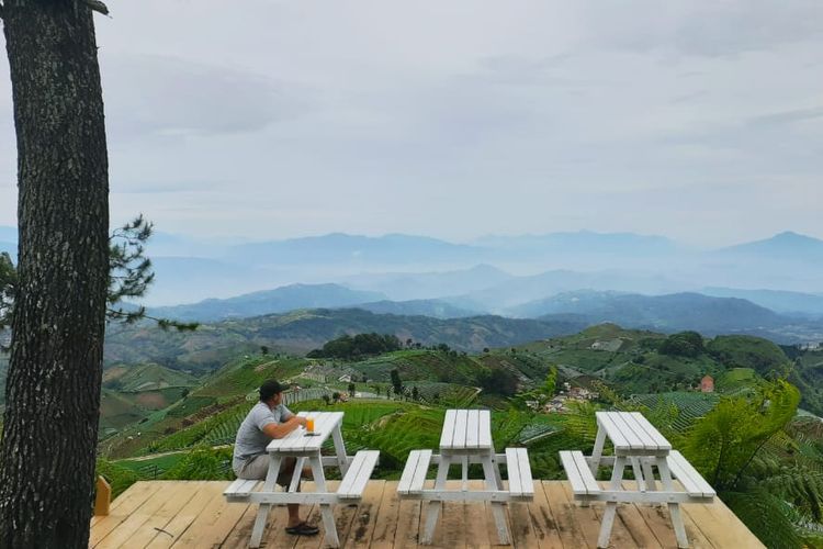 Pemandangan di Bukit Mercury Sayang Kaak, Kabupaten Majalengka, Jawa Barat.