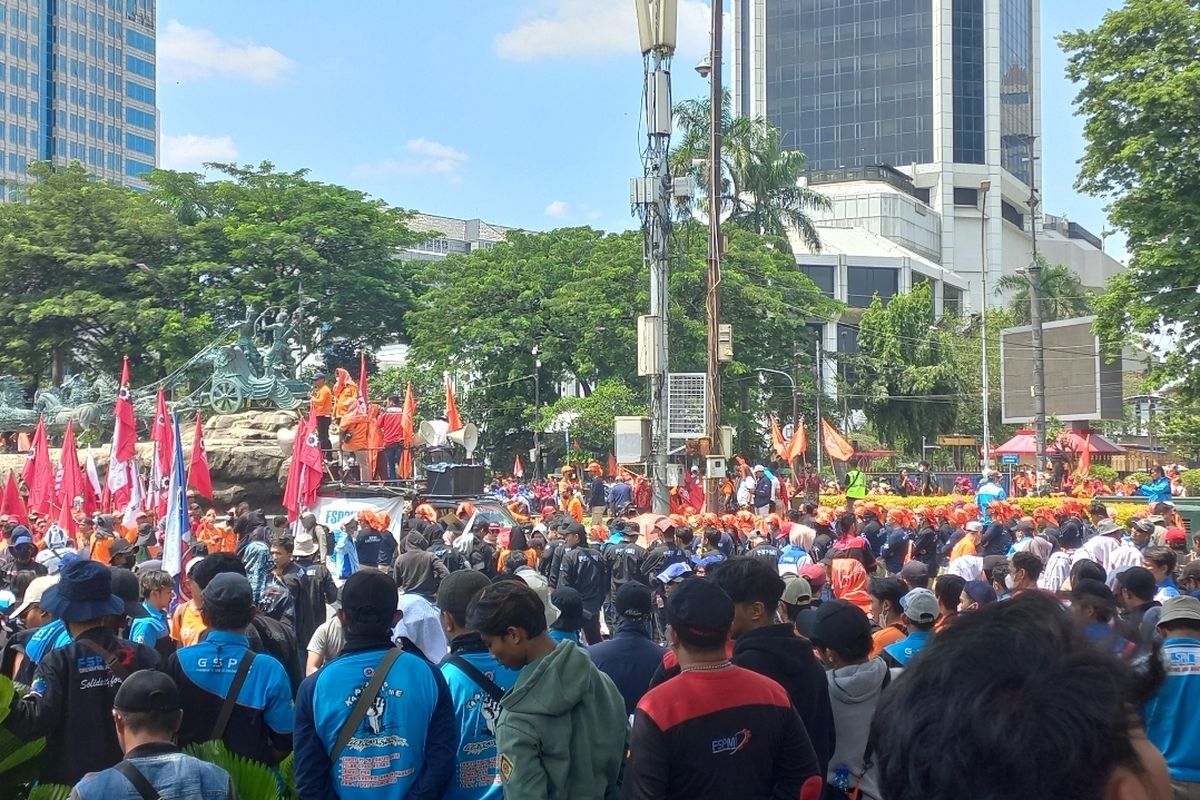 Massa buruh yang berdemo terkait penolakan pengesahan Perppu Nomor 2 Tahun 2022 tentang Cipta Kerja, telah berkumpul di Patung Kuda, Jakarta Pusat pada Sabtu (14/1/2023).
