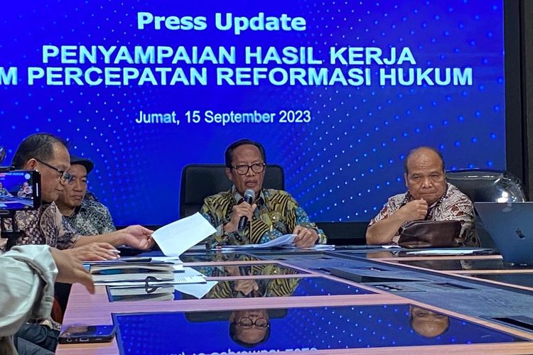 Deputi III Kemenko Polhukam Sugeng Purnomo (tengah) dalam konferensi pers Tim Percepatan Reformasi Hukum di Command Center Kemenko Polhukam, Jakarta Pusat, Jumat (15/9/2023).