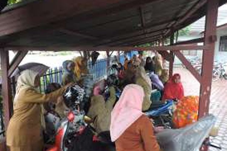 Tampak sejumlah guru PNS di SMPN 1 Bireuen, duduk di parkiran dalm aksi mogok mengajar di sekolah tersebut, Rabu (4/1/2017). DESI