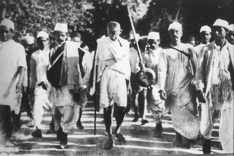 Mahatma Gandhi saat memimpin 'long march' menentang monopoli garam yang diberlakukan pemerintah kolonial Inggris.