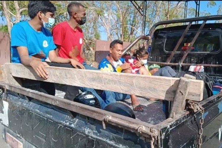 Susanti dan pelatihnya saat berada di atas mobil pick up.  