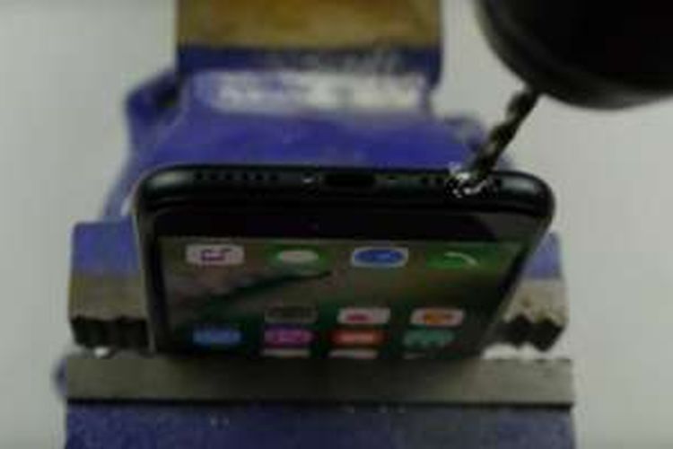 Potongan video tutorial palsu dari TechRax tentang cara mengebor iPhone 7 untuk menancapkan headphone.