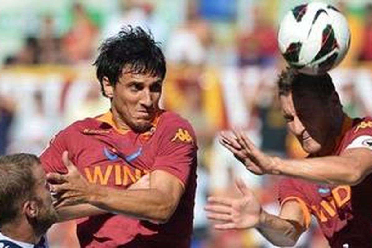 Kapten AS Roma, Francesco Totti (kanan), mencoba menyundul bola ke gawang Bologna pada laga Serie-A, Minggu (16/9/2012), tapi gagal menghasilkan gol. Roma sempat unggul 2-0, tapi akhirnya kalah 2-3.