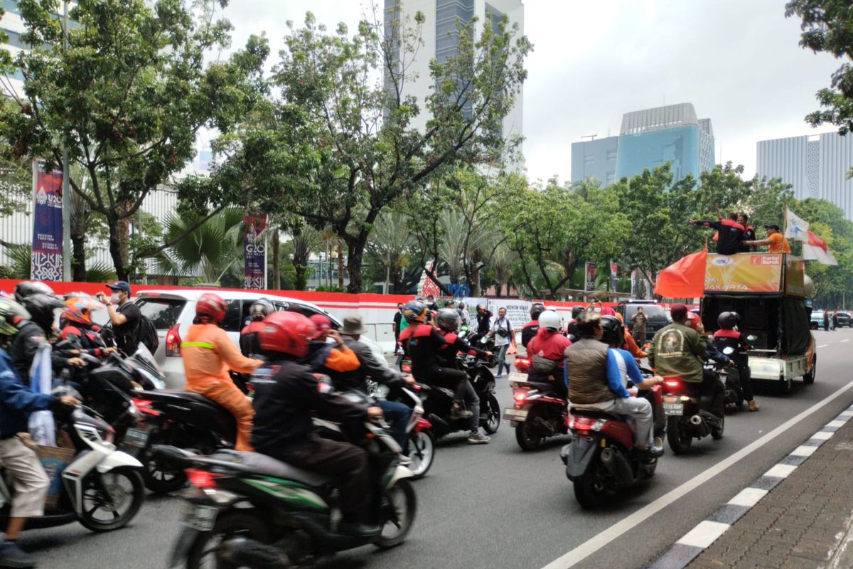 Massa buruh mulai membubarkan diri dalam aksi demonstrasi di depan Balai Kota DKI Jakarta, Gambir, Jakarta Pusat, Kamis (10/10/2022