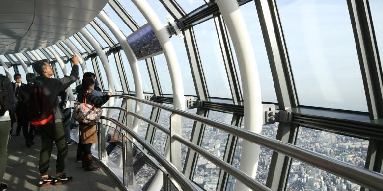 Pengunjung menikmati panorama kota Tokyo dari ketinggian 450 meter di Tokyo Sky Tree.