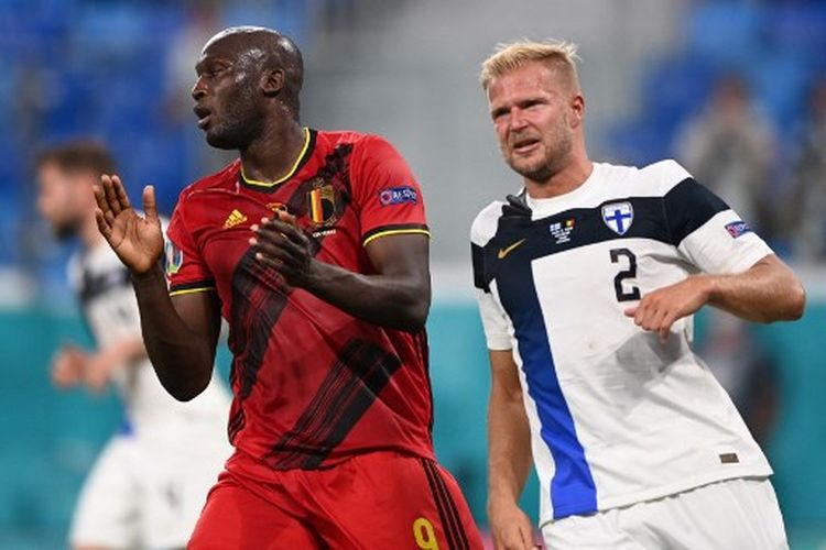 Ekspresi Romelu Lukaku (kiri) pada laga Grup C Euro 2020 yang mempertemukan Finlandia vs Belgia di Stadion St. Petersburg, Selasa (22/6/2021) dini hari WIB.