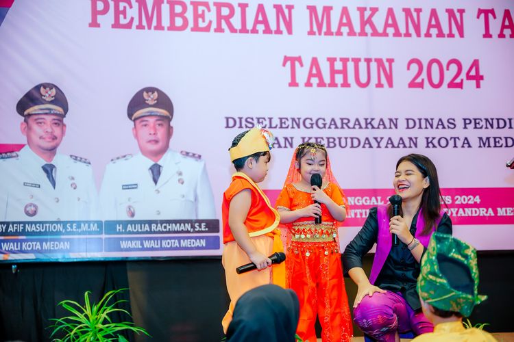 Bunda PAUD Kota Medan Kahiyang Ayu M Bobby Nasution hadir pada acara Pemberian Makanan Tambahan (PMT) Siswa PAUD Kota Medan di Hotel Santika Premiere Dyandra Medan, Selasa (20/8/2024).