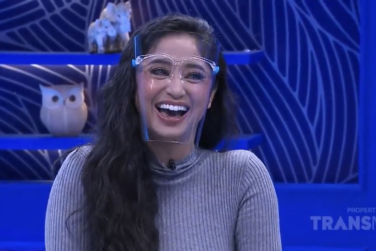 Dewi Perssik sedang berbincang dengan Deddy Corbuzier