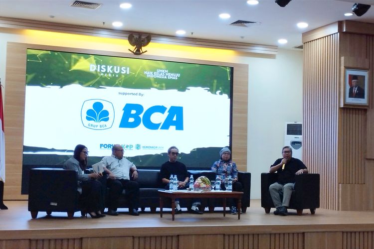 Para narasumber dalam kegiatan Diskusi Media UMKM Naik Kelas Menuju Indonesia Emas yang dilangsungkan di Gedung Kementerian Koperasi dan UKM, Jakarta, Jumat (16/11/2023).