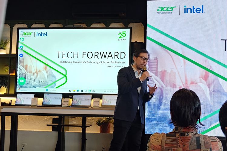 
Product & Solution Director Acer Indonesia, Riko Gunawan dalam acara pemaparan produk dan solusi Acer untuk segmen bisnis bertajuk Tech Forward yang digelar di Menteng, Jakarta Psuat pada Rabu (5/6/2024).
