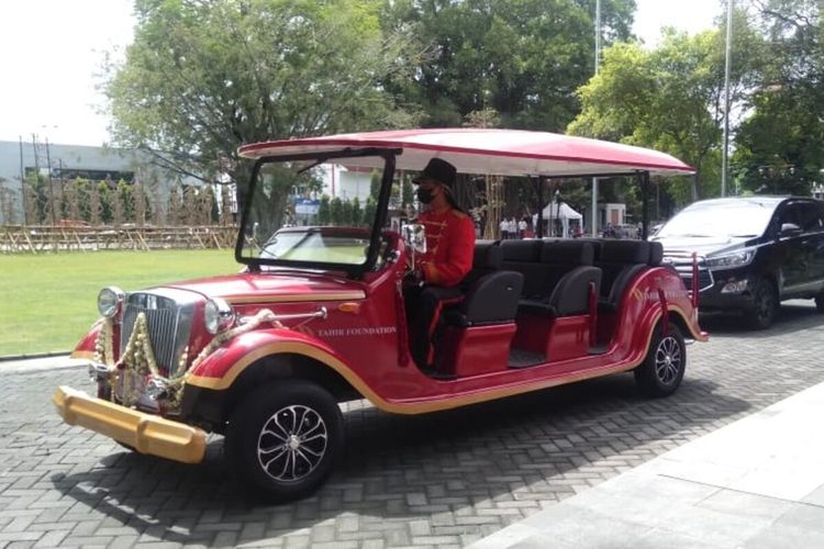 Mobil listrik hibah dari Tahir Foundation yang dioperasionalkan Pemkot Solo sebagai mobil wisata di Solo, Jawa Tengah.