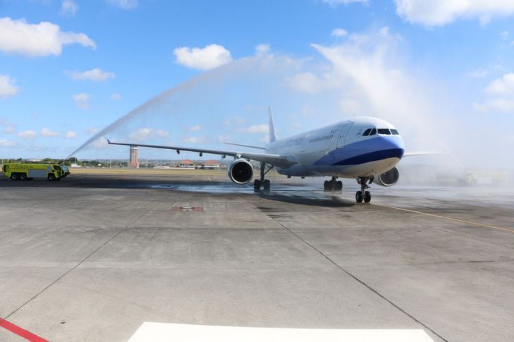 Pesawat China Airlines yang tiba di Bandara Internasional I Gusti Ngurah Rai di Denpasar, Bali, pada Jumat (2/9/2022).