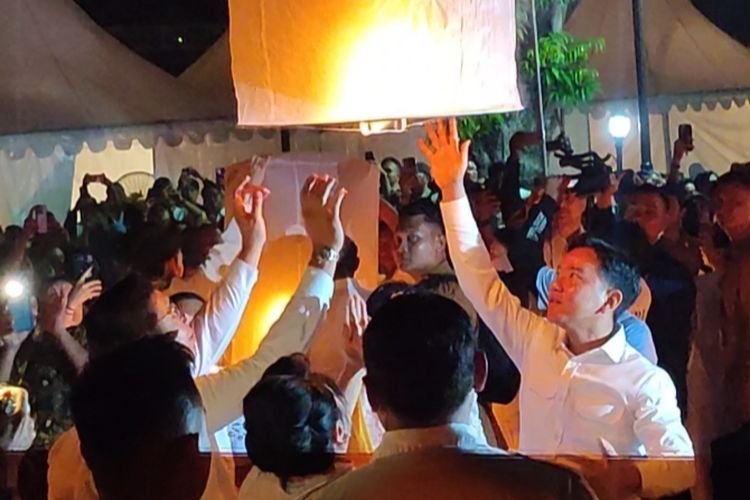 Gibran Terbangkan Lampion Waisak di Borobudur, Ajak Jaga Toleransi