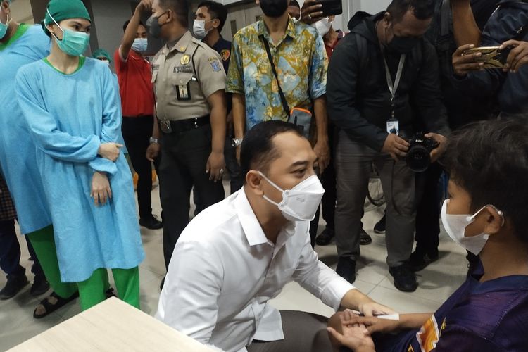 Wali Kota Surabaya Eri Cahyadi Saat Memberikan Suport kepada Keluarga Korban,