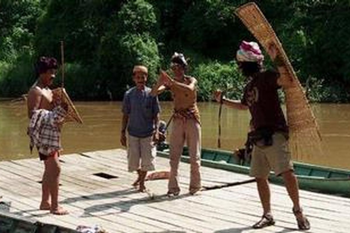 Bahempas, permainan khas Dayak Tunjung Benuaq yang hidup di Kabupaten Kutai Kartanegara, Kalimantan Timur.