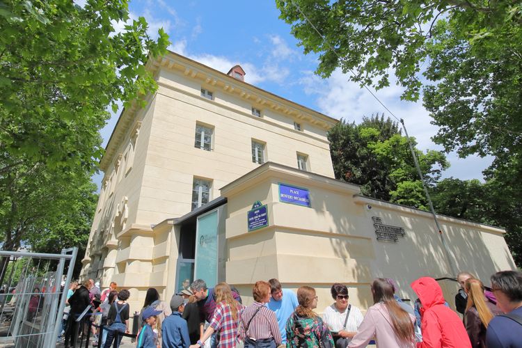 Pengunjung antre untuk masuk ke Catacombs of Paris. 