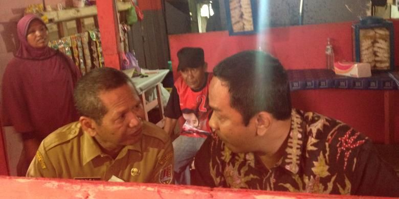 Wali kota Semarang Hendrar Prihadi makan di warung berbayar dengan plastik di TPA Jatibarang, Senin (14/3/2016)