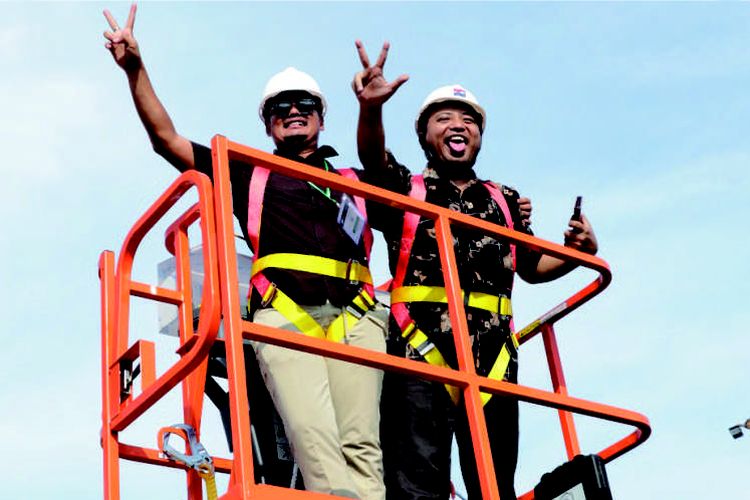 Demo unit JLG Boom Lift dengan visitor di booth Traktor Nusantara