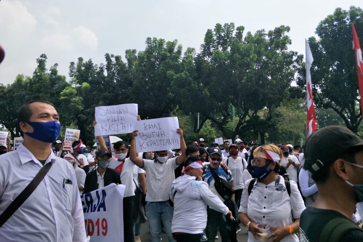 Sejumlah karyawan tempat hiburan yang tergabung dalam Asosiasi Pengusaha Hiburan Jakarta (Asphija) menggelar aksi unjuk rasa di depan Gedung Balai Kota, Jakarta Pusat, Selasa (21/7/2020). 