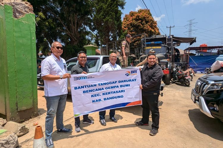 Penyerahan bantuan tanggap darurat bencana oleh BRI Peduli