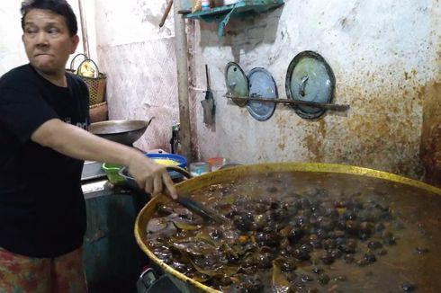 Setiap Hari, Chamlani Memasak 100 Kg Keong Makanan Khas Berbuka Puasa di Banyumas