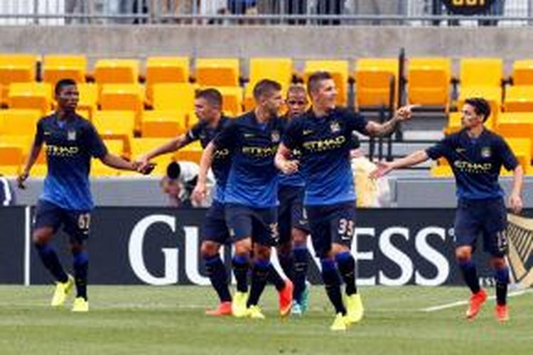 Penyerang Manchester City, Stevan Jovetic, merayakan golnya dalam laga persahabatan melawan AC Milan, Minggu (27/7/2014). 