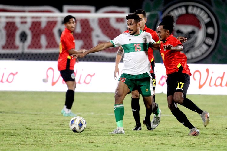 Pemain Timnas Indonesia Ricky Kambuaya berebut bola dengan pemain Timur Leste saat pertandingan ujicoba dalam rangka FIFA Matchday yang berakhir dengan skor 0-3 di Stadion Kapten I Wayan Dipta Gianyar, Minggu (30/1/2022) malam.