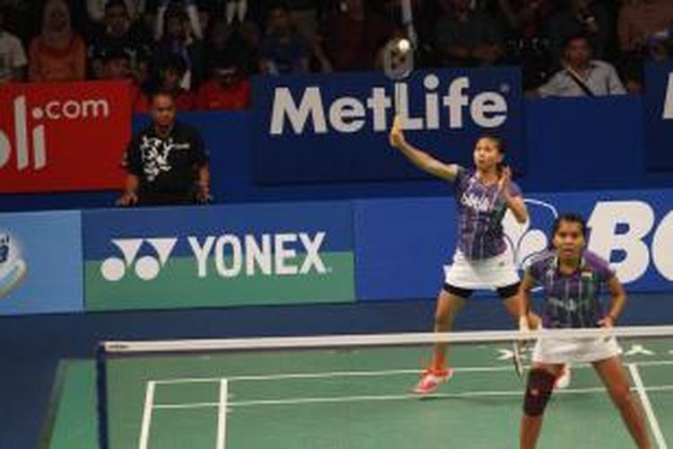 Pemain ganda putri Indonesia, Nitya Krishinda Maheswari (kanan)/Greysia Polii, memukul bola ke arah pamain Amerika Serikat, Eva Lee/Payla Lynn Obanana, pada babak pertama BCA Indonesia Open Superseries Premier 2015 di Istora Senayan, Jakarta. Nitya/Greysia menang 21-13, 21-10. 