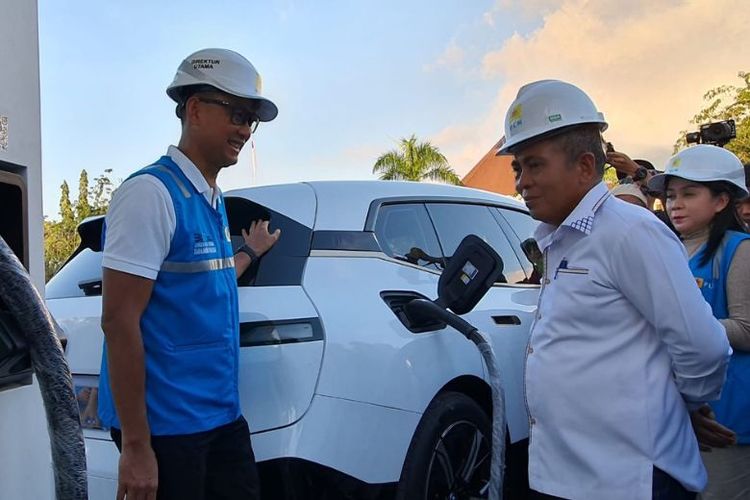 Direktur Utama PT PLN Darmawan Prasodjo dan Bupati Manggarai Barat Edistasius Endi mengecek langsung kesiapan SPKLU.